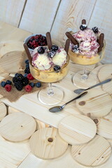 Coppe di gelato alla amarena e caramello salato con frutti di bosco e bastoncini di cioccolato