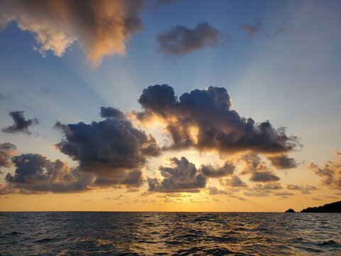 Atardecer colorido con cielo naranja y nubes suaves