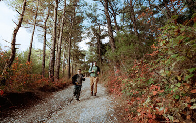 Obraz premium father son walking in the woods