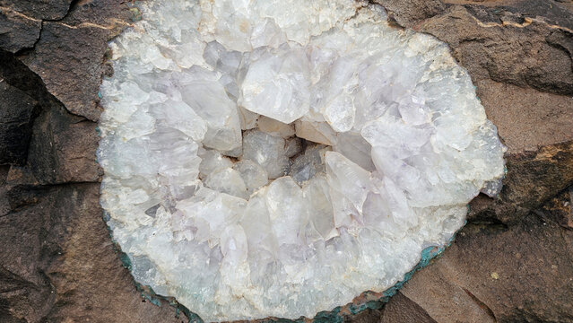 Piedra natural semipreciosa blanca en bruto.