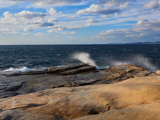 秋の夕方の青空と和歌山県の観光名所千畳敷の海の風景