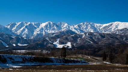 初冬の北アルプス快晴の空　長野県白馬村 © RATM