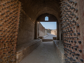 Obraz premium Scenic view of ancient Kot Diji fort entrance gate with wooden doors protection, Khairpur, Sindh, Pakistan