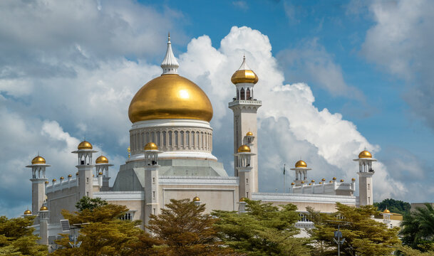 Stunning view of the Omar Ali Saifuddien Mosque, Bandar Seri Begawa, Sultanate of Brunei (Negara Brunei Darussalam)