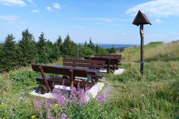 Rastplatz mit Aussicht und Wanderwegweiser auf dem Schneekopf im Th&uuml;ringer Wald