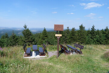 Rastplatz mit Aussicht und Wanderwegweiser auf dem Schneekopf im Th&uuml;ringer Wald