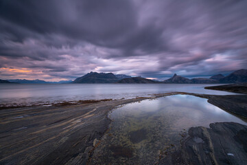 Der Vestfjord in Nordland, Norwegen, bietet bei Bodø eine dramatische Atmosphäre. 
