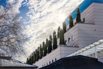 Geb&auml;ude mit B&auml;ume auf der Fassade