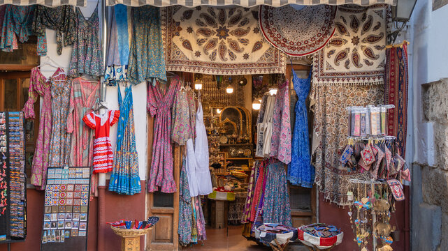Tienda en un bazar y mercado de Granada con art&iacute;culos &aacute;rabes y moros, Espa&ntilde;a