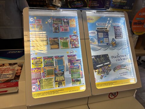 Pr&eacute;sentoir de jeux &agrave; gratter de la fran&ccedil;aise des jeux
