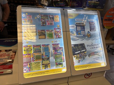 Pr&eacute;sentoir de jeux &agrave; gratter de la fran&ccedil;aise des jeux