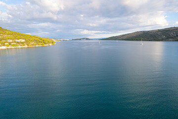 Wybrzeże Chorwacji w klimatycznym momencie pięknych chmur w okolicach Trogiru, wioska z lotu ptaka w lecie. © Franciszek