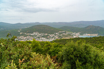 Piękne Chorwackie widoki na liczne zatoki i góry nad Morzem Śródziemnym w okolicach Trogiru, latem w pochmurny dzień. © Franciszek