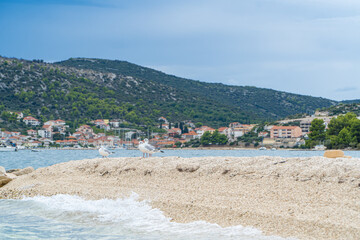 Morze Śródziemne, Chorwacja wybrzeże w rejonie Trogiru późnym latem. © Franciszek