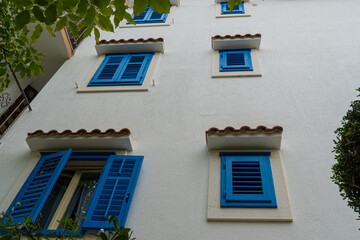 Dom z niebieskimi okiennicami w Chorwacji