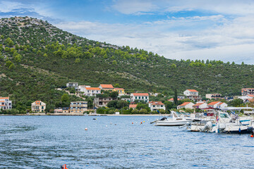 Morze Śródziemne, Chorwacja wybrzeże w rejonie Trogiru późnym latem. © Franciszek