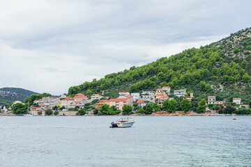 Morze Śródziemne, Chorwacja wybrzeże w rejonie Trogiru późnym latem. © Franciszek