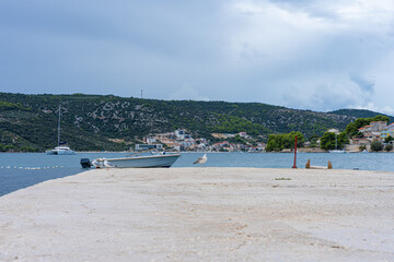 Morze Śródziemne, Chorwacja wybrzeże w rejonie Trogiru późnym latem. © Franciszek