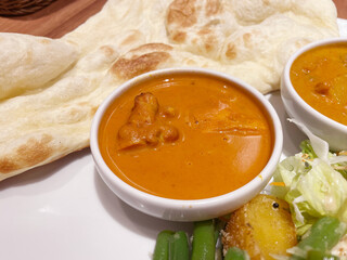 ナンとバターチキンカレーと野菜カレー