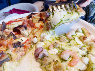 ハーフ&ハーフピザ ジェノベーゼ＆ベーコントマト