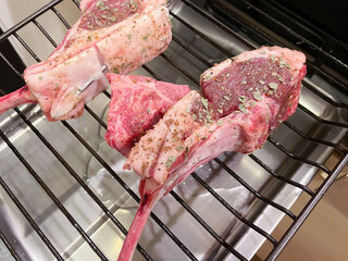 スパイスで仕上げる香ばしいラムチョップステーキ