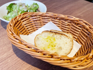 オリーブオイルとカットしたバゲット