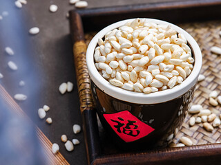 Popcorn, a delicious snack, translates to "Fu"