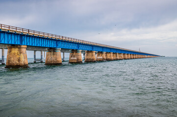 Seven Mile Bridge sous un ciel nuageux, The Keys, Floride