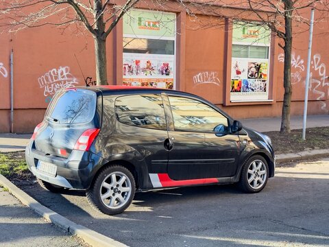 Renault Twingo II mini car parked on street