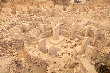 Göbekli tepe excavation revealing t-shaped megalithic pillars and stone enclosures from a pre-pottery neolithic site, one of the world’s oldest known temple complexes © batuhan toker