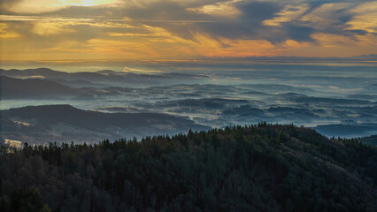 Sonnenaufgang über dem Nebelmeer in den Bergen, Blick von einem hohen Punkt