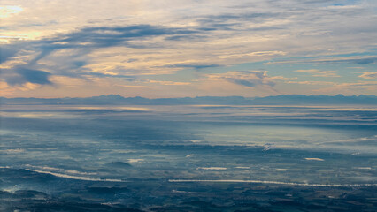 Fototapeta premium Großer Blick auf Wasser und Himmel mit Wolken am Horizont über den Ostalpen während des Tages