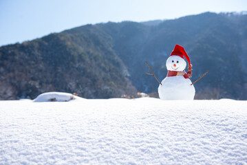 雪山と雪だるま