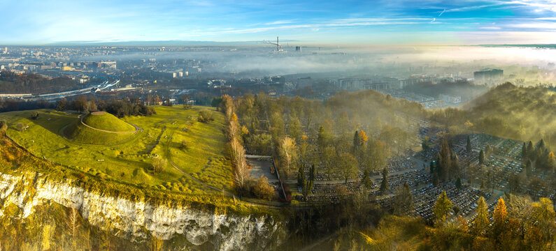 Krak&oacute;w we mgle, poranne mgły, widok z drona Grudzień 2025r