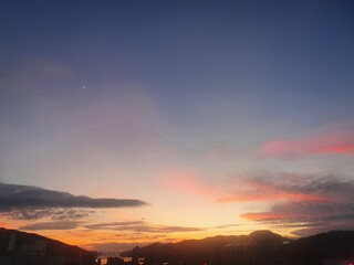 Fototapeta premium Soft Sunset Sky Over Mountain Silhouette at Dusk