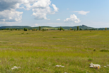 Fototapeta premium Landschaft im Kali-Becken am See Kornyi-to bei Kőveskál, Nationalpark Balaton-Oberland, Balaton, Ungarn