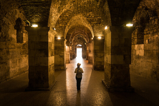 Mujer viajera explorando el subterr&aacute;neo del Palacio de Diocleciano, en la ciudad de Split, Croacia