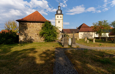 Fototapeta premium Die historische Kirchenburg St. Cosmas und Damian in Euerbach, Landkreis Schweinfurt, Unterfranken, Bayern, Deutschland