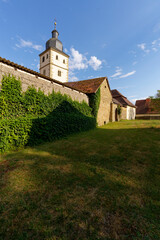Naklejka premium Die historische Kirchenburg St. Cosmas und Damian in Euerbach, Landkreis Schweinfurt, Unterfranken, Bayern, Deutschland