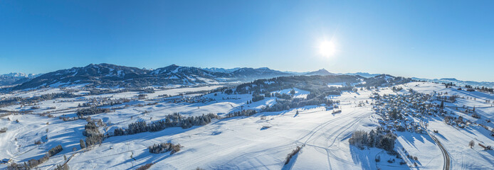 Winterlicher Nachmittag am bayerischen Alpenrand bei Mittelberg im Oberallgäu