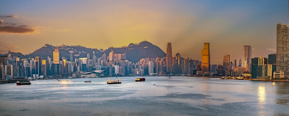 Fototapeta premium Sunset over the iconic skyline of Hong Kong island and Kowloon, Hong Kong, Special administrative region, China