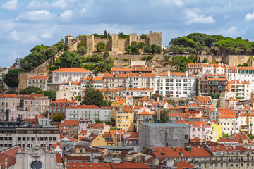 anoramic view of the historic Castelo de S&atilde;o Jorge (Saint George's Castle) standing on a hill overlooking the city of Lisbon, Portugal.