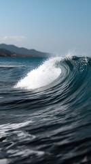 Naklejka premium Dramatic Transparent Curling Wave Captured in Clear Ocean View