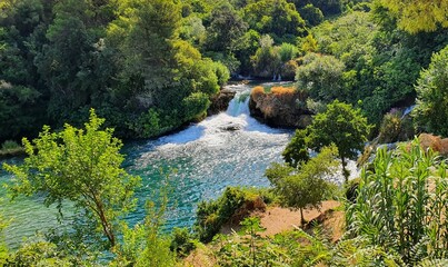 Lac et cascade au parc de Krka, Croatie