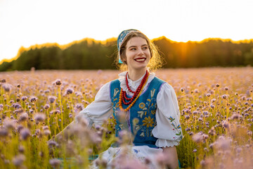 Kaszubka w polu facelii przy zachodzie słońca