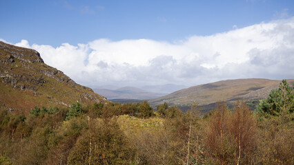 Fototapeta premium Rolling Hills and Autumn Landscape Under Blue Sky in Ireland