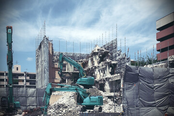 街中のビルの解体現場