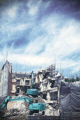 街中のビルの解体現場