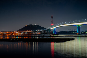 Fototapeta premium 日本の広島湾にかかる海田大橋の夜景