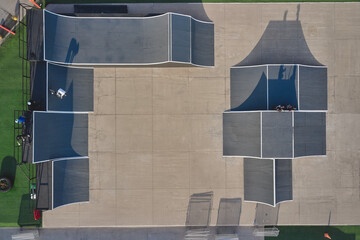 Obraz premium Modern skatepark layout with people riding bmx bikes and practicing urban sports